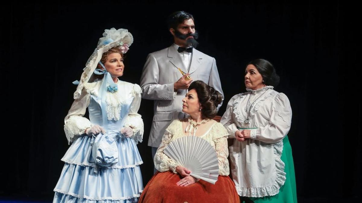Elenco de ‘Doña Rosita la soltera’. Desde la izquierda: Cristina Rebull, Rodolfo Jaspe, Alejandra Cossío y Vivian Ruiz.