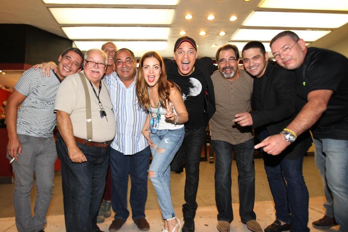 Alexis Valdés (centro) junto a parte del elenco de ‘Oficialmente Gay’, una de las obras aplaudidas en el Teatro Trail.