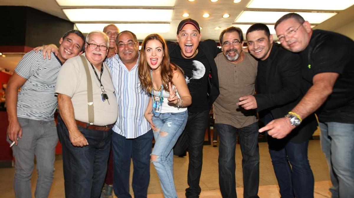 Alexis Valdés (centro) junto a parte del elenco de ‘Oficialmente Gay’, una de las obras aplaudidas en el Teatro Trail.