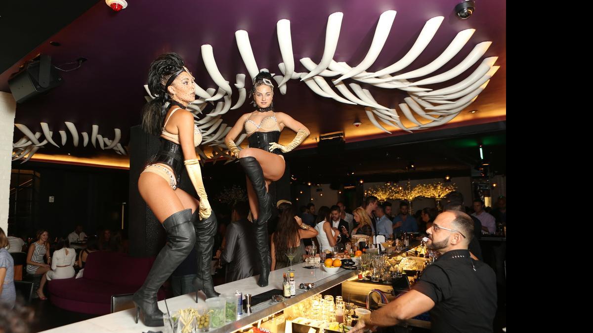 
Tatiana Blades y Inna Alekhina toman la barra como en una escena del Oeste.

