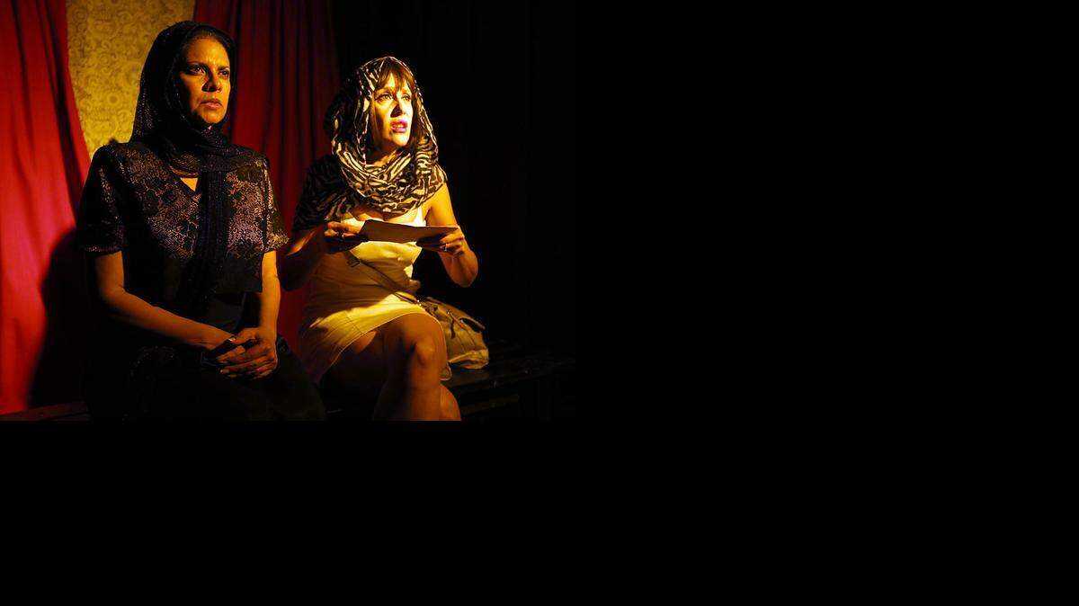 
María Cecilia Oduber e Indira Leal (der) protagonizan la comedia ‘Sin pecado concebida’en Micorteatro Miami.

