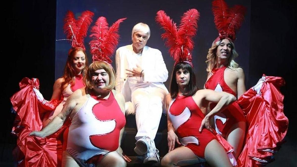 La comedia ‘Oficialmente Gay 2’ cuenta con las actuaciones de Alexis Valdés (centro) y (desde la izq.) Claudia Valdés, Orlando Casín, Roberto San Martín y Yubrán Luna.
