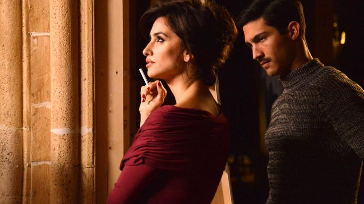 Penélope Cruz y Chino Darín en una escena de “La reina de España” (2016).
