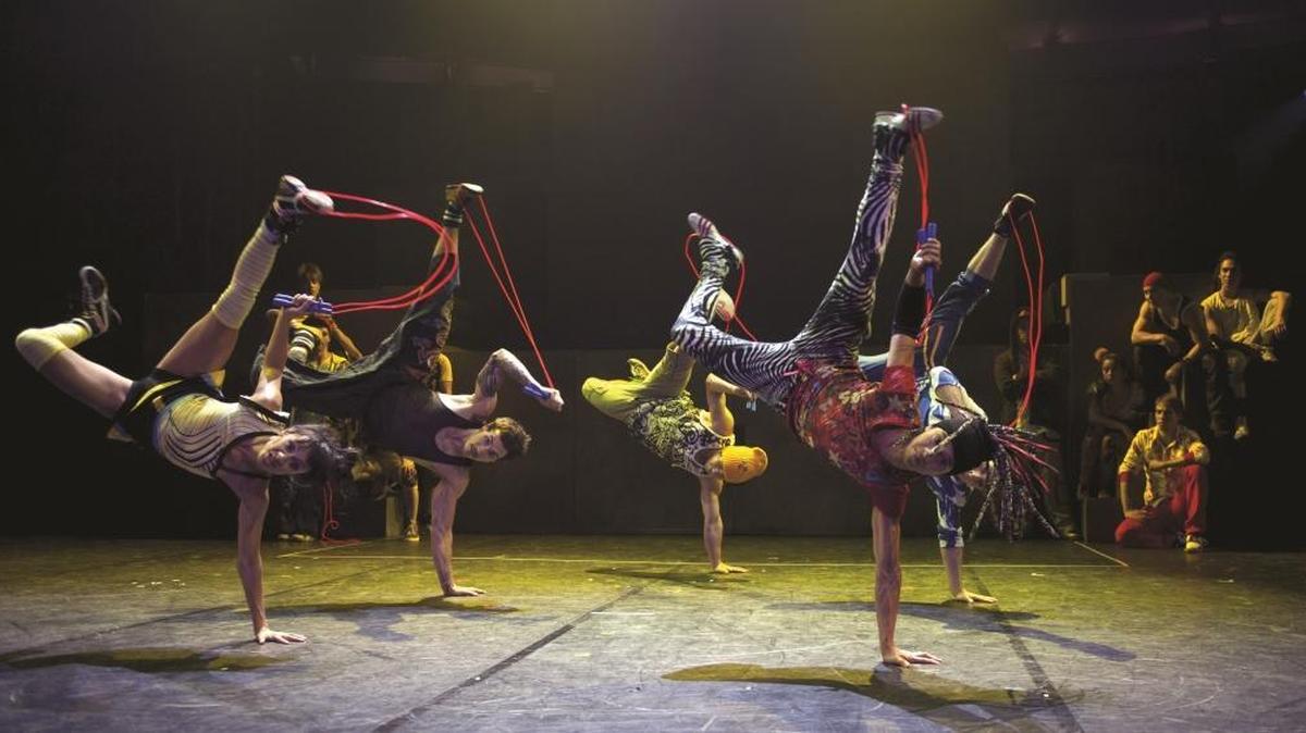 
El Cirque Éloize se presenta en el Ziff Ballet Opera House, del Adrienne Arsht Center.
