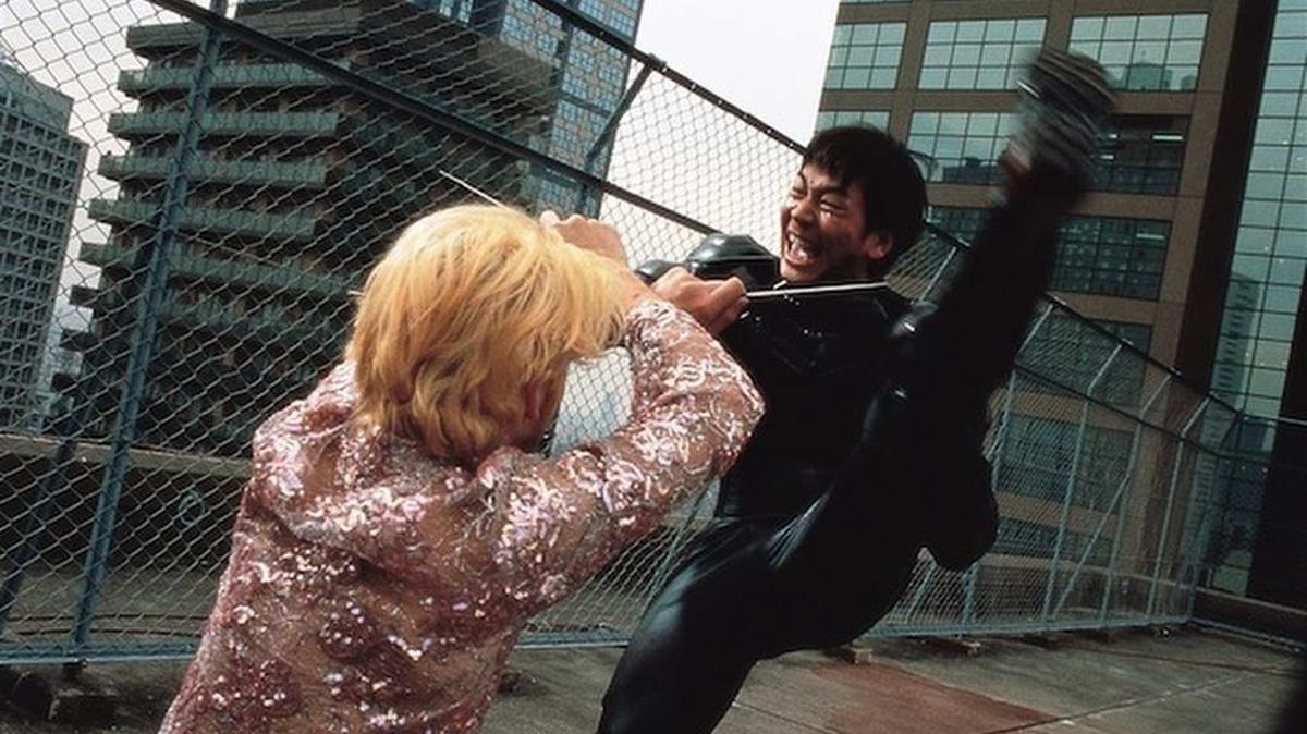Tadanobu Asano y Nao Ohmori en una escena de “Ichi the Killer” (2001).