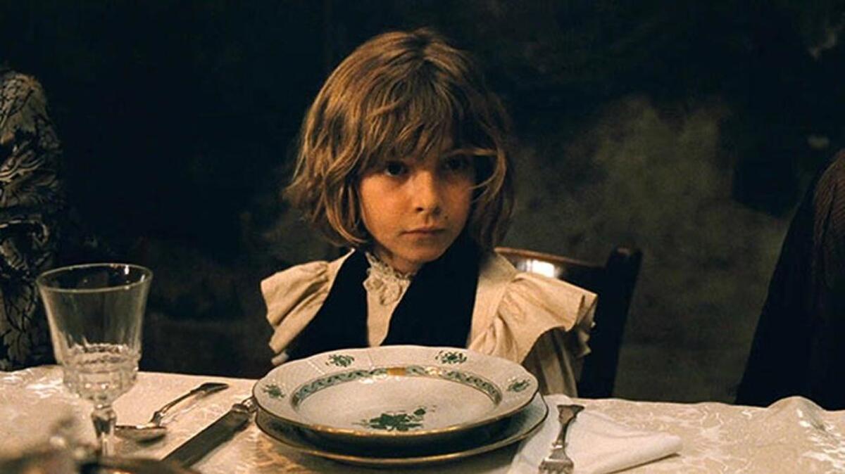 El niño, Tom Dulce, encarna a Prescott, un niño difícil, con una actitud provocadora y desafiante, de oposición a toda norma y disciplina.