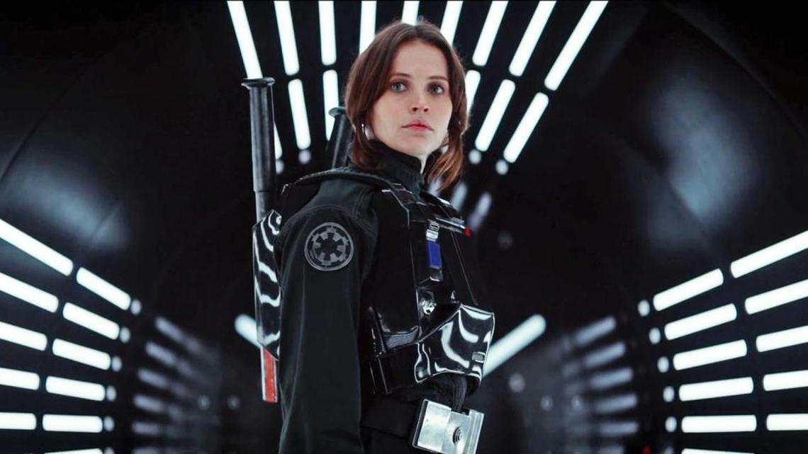 Jones es Jyn Erso, hija del científico Erso (Mikkelsen), la rebelde que se enfrenta al Imperio Galáctico.