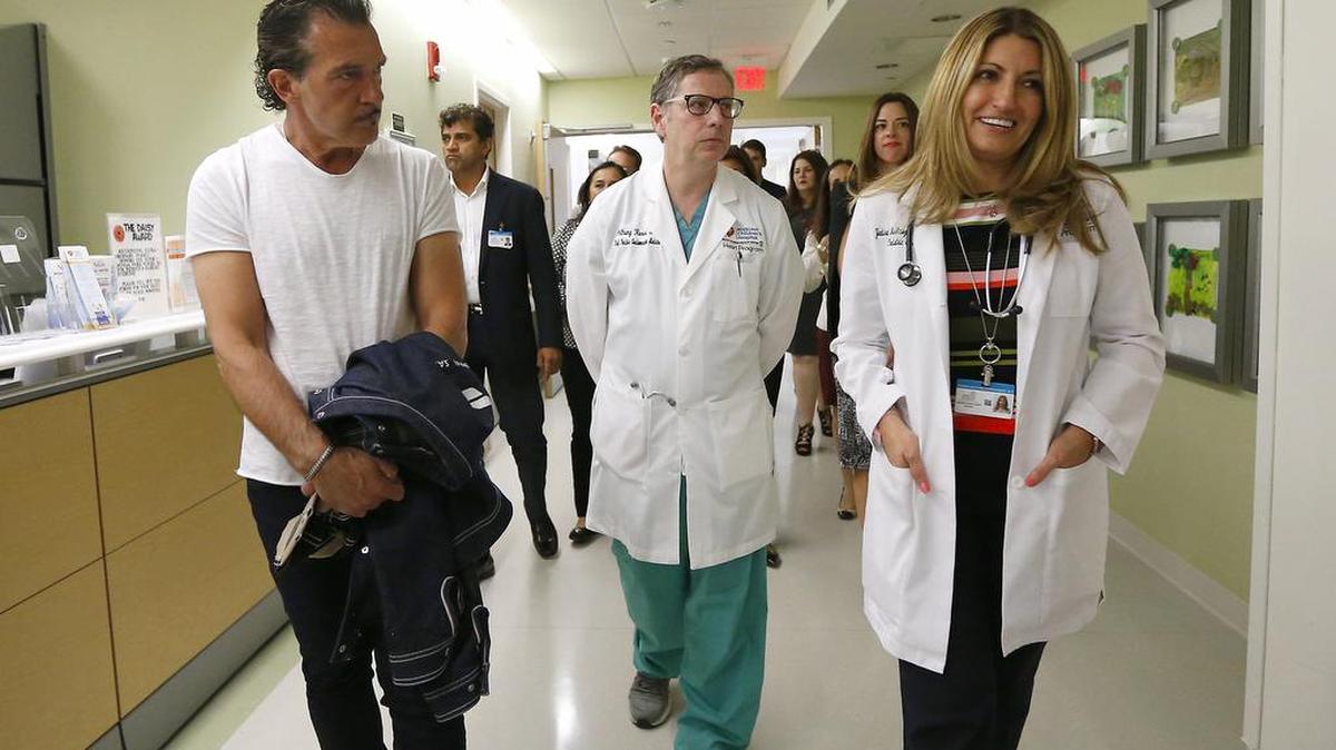 Antonio Banderas durante su visita al Nicklaus Children’s Hospital el martes 30 de mayo, junto a Anthony Rossi, director de la Unidad de Cuidados Intensivos Cardíacos, y la Dra. Yadira Martínez-Fernández, pediatra y cirujana cardiovascular.