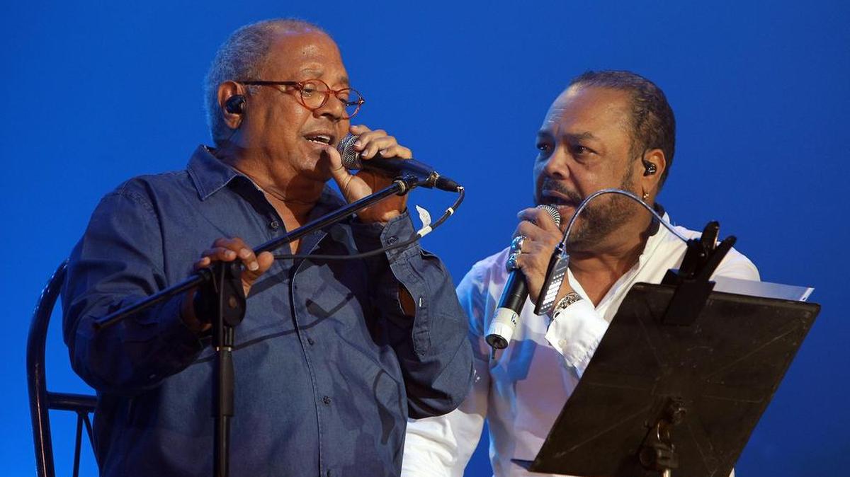 El cantante y compositor cubano Pancho Céspedes (d) junto al cantautor Pablo Milanés, sábado 27 de septiembre del 2014 en La Habana.