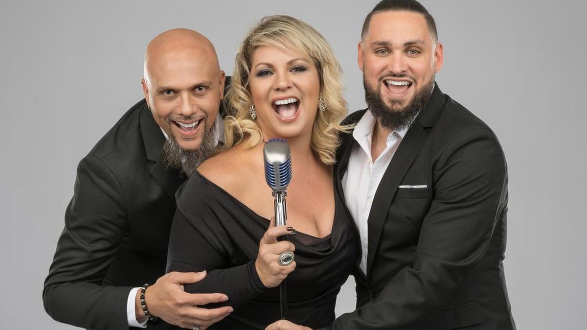Los 3 de La Habana, liderados por Germán Pinelli (izq.) junto a su esposa Ana Páez y su hijo Tirso Luis Páez, se presentan este sábado en el Teatro Manuel Artime para celebrar una década de trayectoria musical en Miami.
