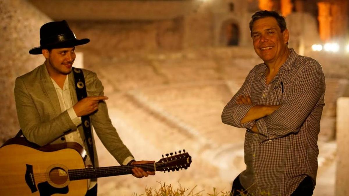 Juan Manuel Cao afirmó que le gusta combinar la política y la cultura en un mismo programa. En la foto, con el cantautor cubano Will Plus, cuyo video musical se filmó en el teatro romano de Cartagena.