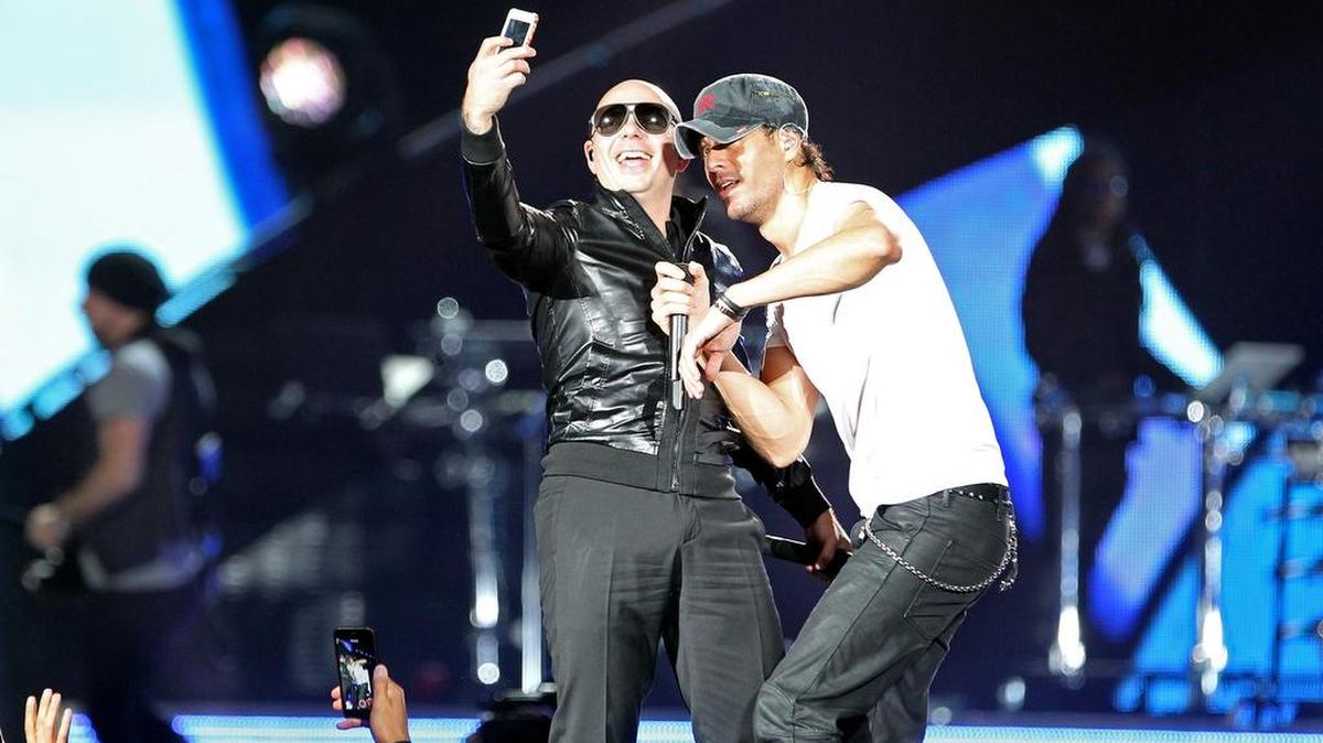 Pit Bull y Enrique Iglesias durante un concierto en la American Airlines Arena, en octubre de 2014.