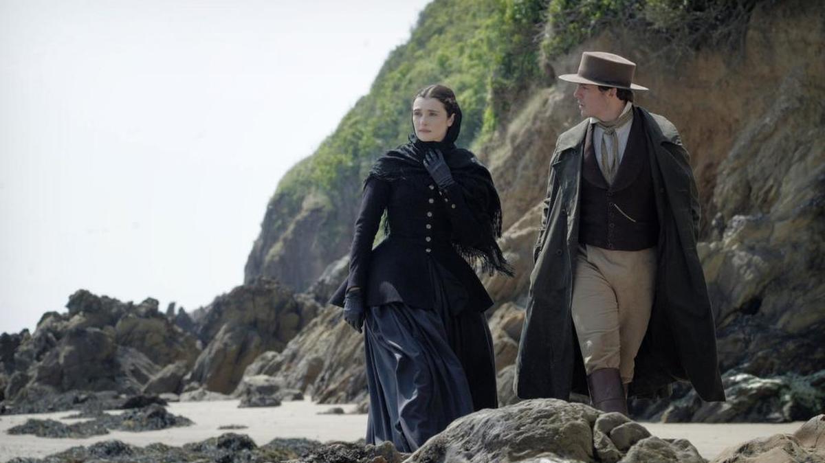 Rachel Weisz y Sam Claflin en ‘My Cousin Rachel’ (2017).