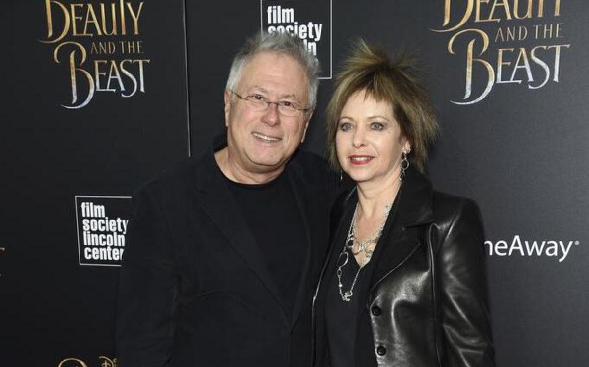 El compositor Alan Menken y su esposa, Janis, posan en la alfombra roja, durante el estreno de ‘Beauty and the Beast’ en el Alice Tully Hall de Nueva York, el lunes 13 de marzo.