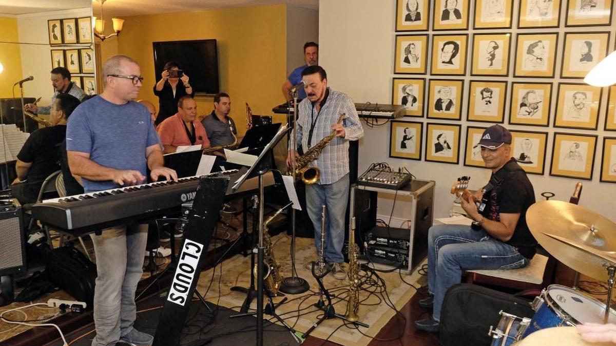 Frankie Marcos (centro) durante un ensayo del concierto con el Grupo Clouds.