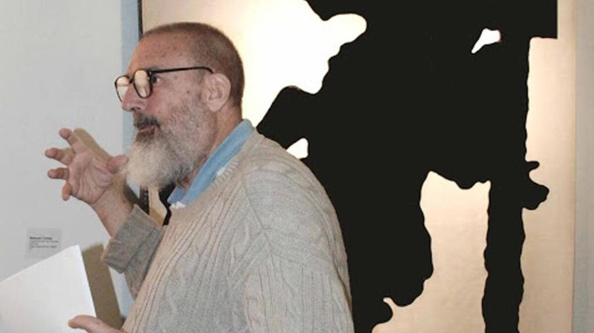 El artista Raimundo Travieso junto a su obra “Descenso de la cruz”.