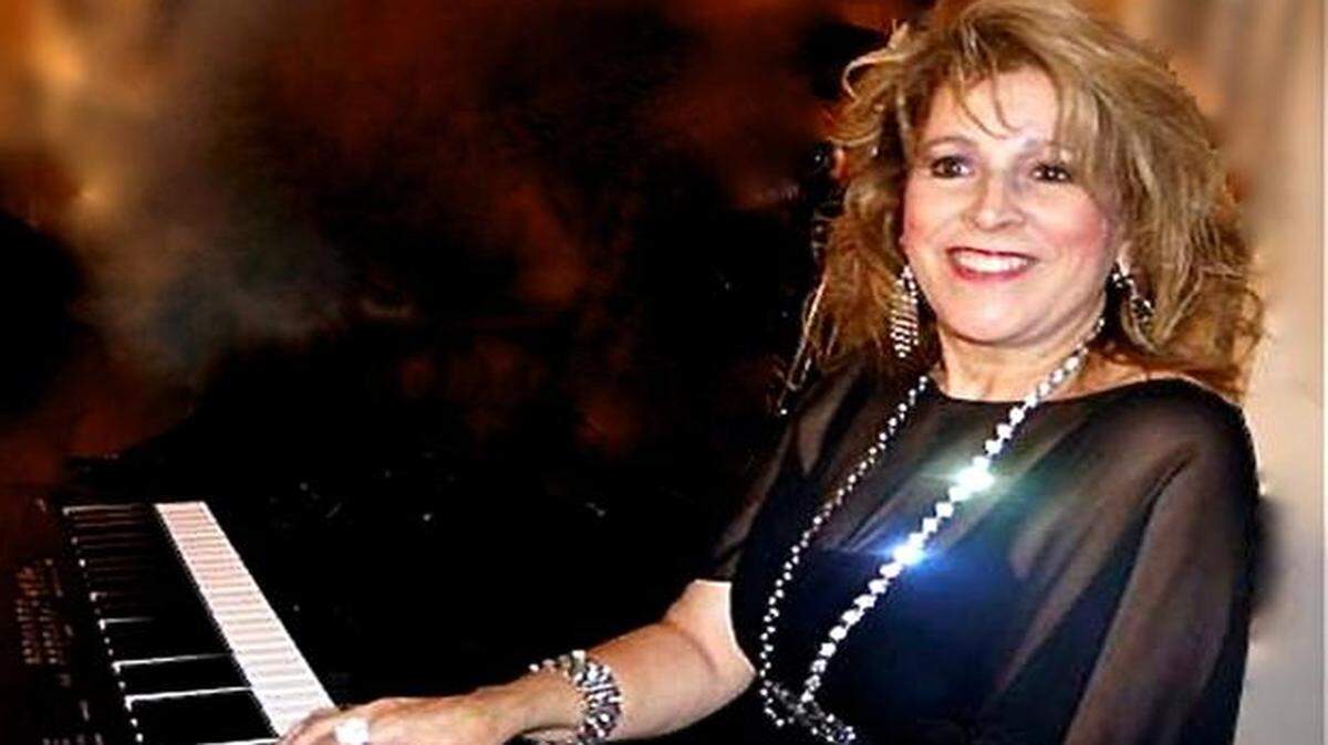 
El repertorio de la pianista y compositora cubana Daysi Celia Almirall incluye  danzones, boleros, guarachas y baladas.
