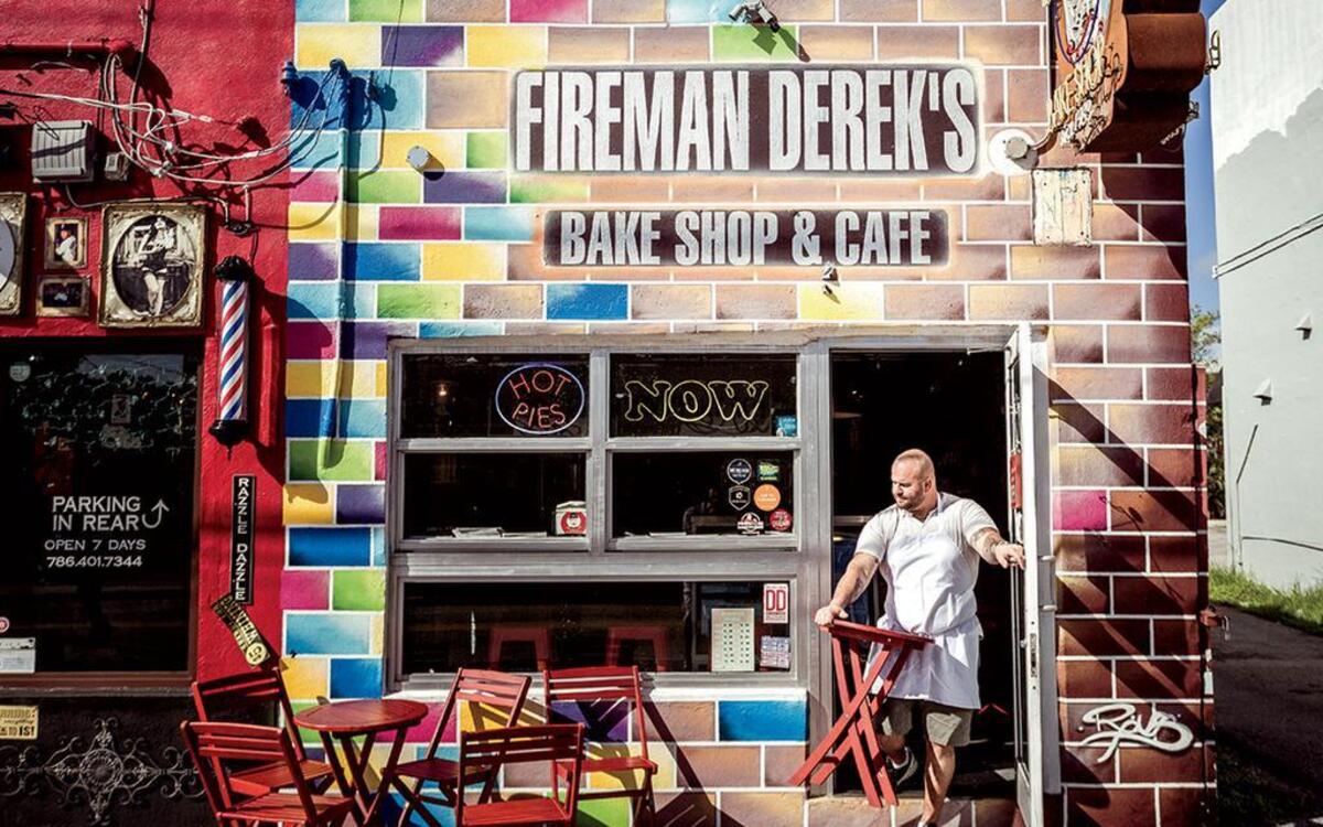 En el Fireman Derek’s Bake Shop & Café, en Wynwood, tal y como su nombre lo dice, el artista detrás de las tartas es un bombero de la ciudad de Miami.