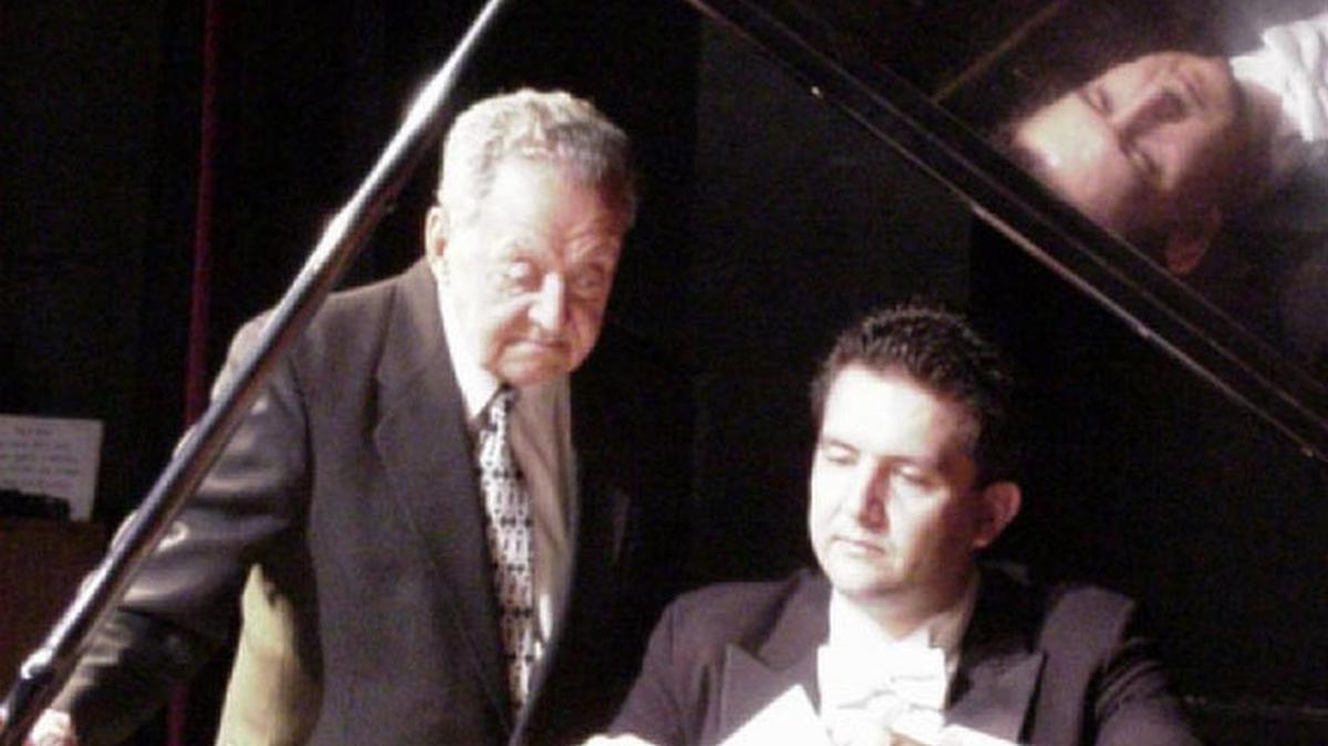El maestro Rafael “Bullumba” Landestoy (izq.) junto al afamado pianista Martin Soderberg.