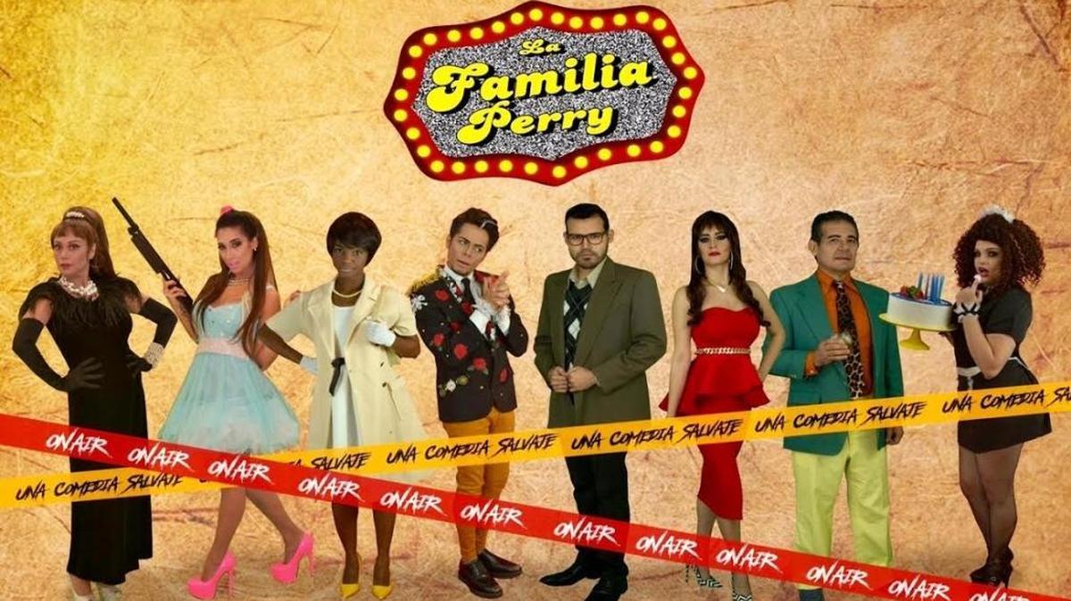 Elenco de ‘La familia Perry”. Desde la izquierda: Harley Torres, Leonela González, Nastassia Dijón, William Farelo, Peter Ralph, Cindy Parra, Alejandro Turcumán y Aleris Méndez.