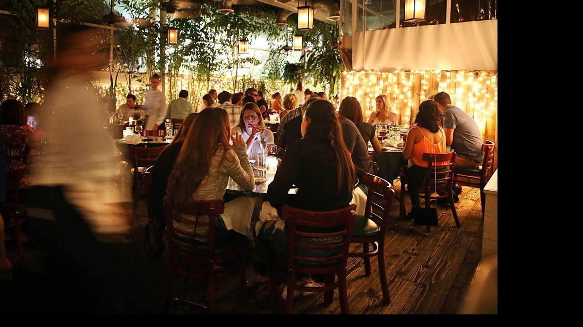 
Las luces en esta terraza de ensueño son el toque ideal para disfrutar del buen vino y jazz en vivo.
