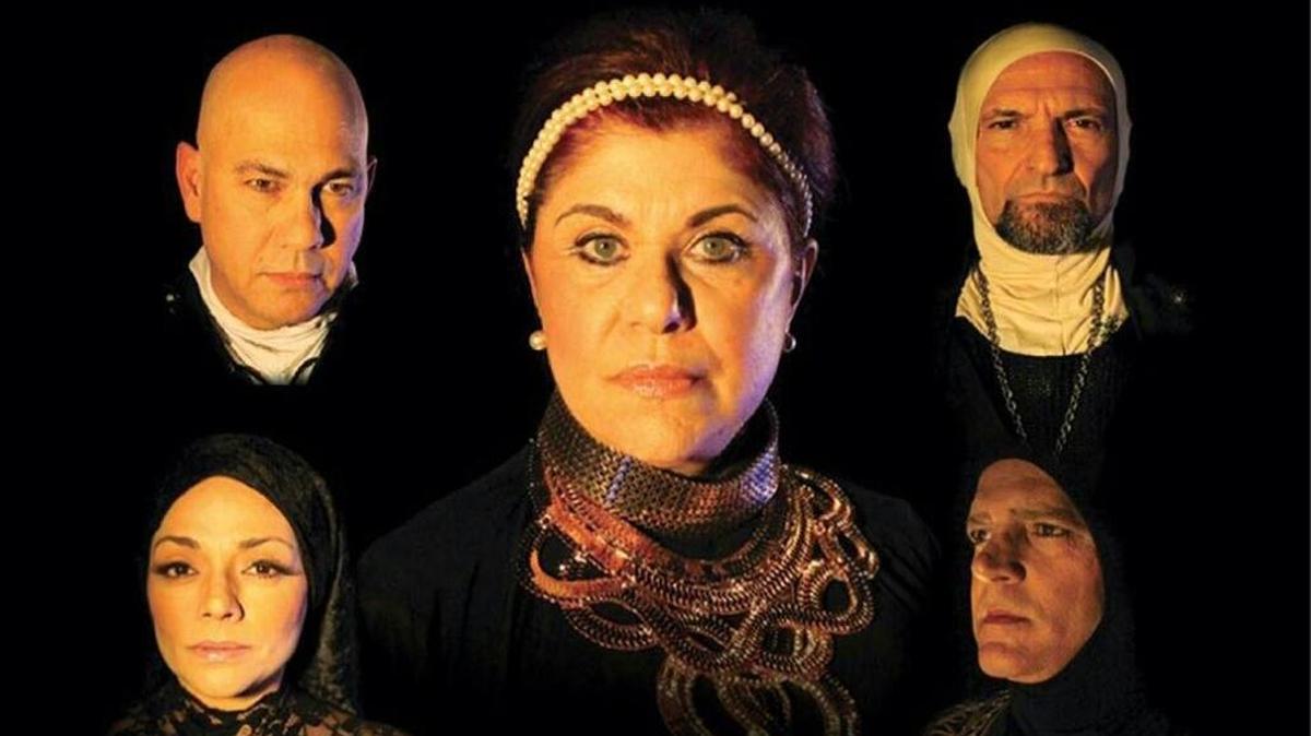 ‘El caso Hamlet’ llega hasta el Koubeck Center con las actuaciones de Susana Pérez (centro). En sentido contrario a las manecillas del reloj: Jorge Luis Álvarez, Anna Sobero,Carlos Garín y Gilberto Reyes.