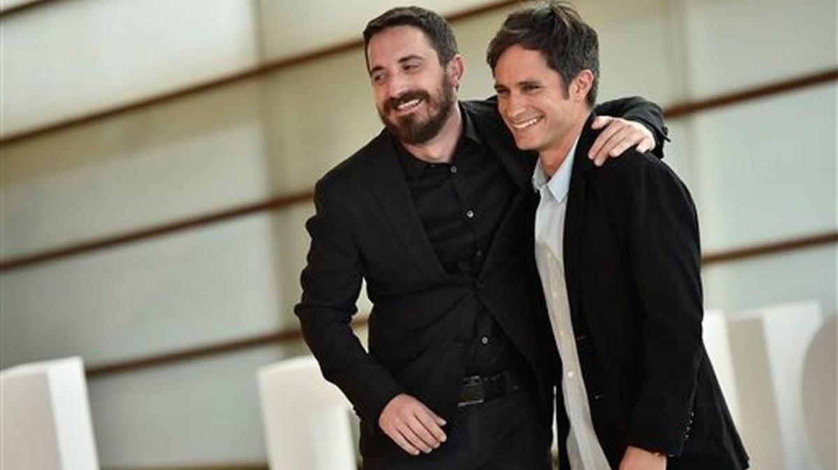 El director chileno Pablo Larraín, izquierda, posa con el actor mexicano Gael García Bernal, durante una sesión de fotos para promover la película “Neruda” en el Festival de Cine de San Sebastián, España, el pasado 17 de septiembre.