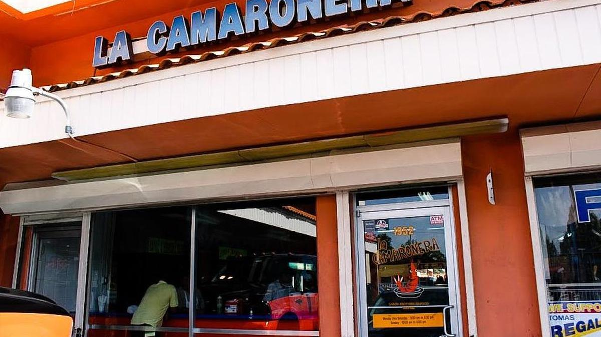 Esta joya de Miami, La Camaronera, debería tener como sinónimo la palabra frescura, desde el momento en que entras sabes que estás en el lugar indicado para comer el mejor pescado.