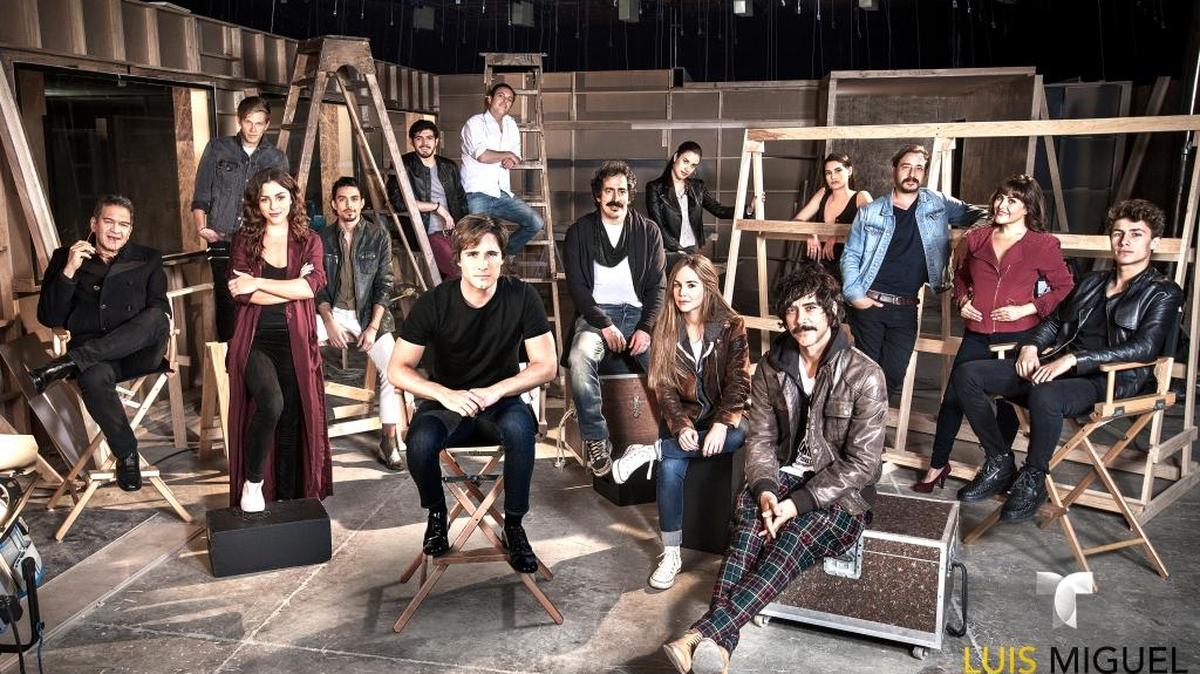 Diego Boneta junto a parte del elenco de la serie ‘Luis Miguel’.
