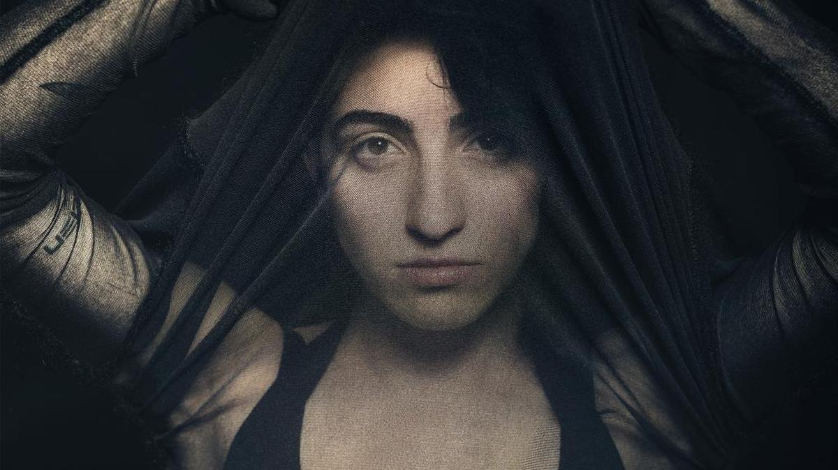 Imagen de presentación de ‘Reigns (every night)’, el primer single del album ‘Take Whatever You Want’, lanzado bajo el propio sello discográfico de Emily Estefan, Alien Shrimp Records.