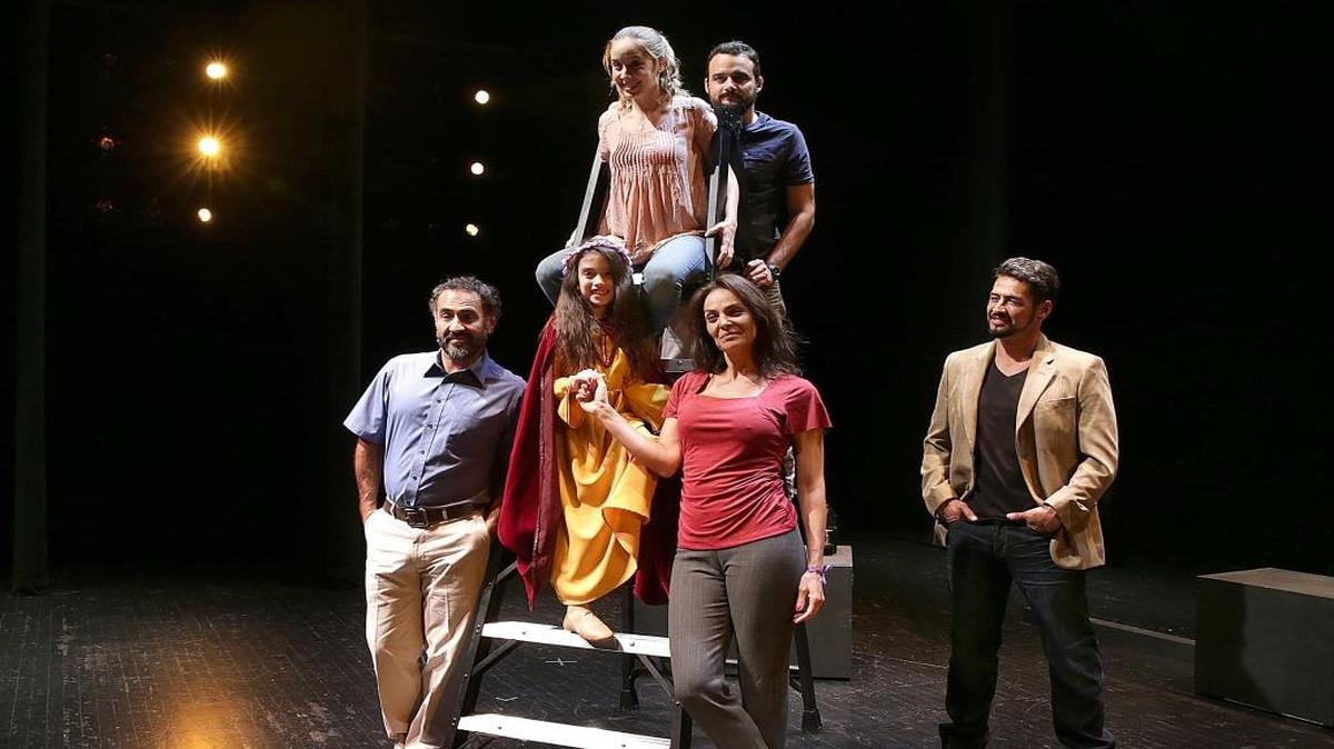 Elenco de ‘La calle al final del mundo’. Desde la izquierda: Francisco Porras, Miranda Coiman, Cristina Ferrari, Ariel Texidó, Gloria Peralta y Gabriel Porras.