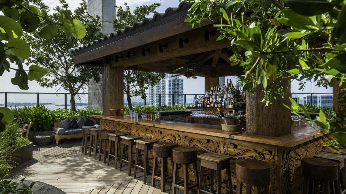 Es la azotea de moda de Brickell con un ambiente serio durante la semana y divertido los fines de semana. Sugar tiene un bar muy chic con una barra tallada a mano.