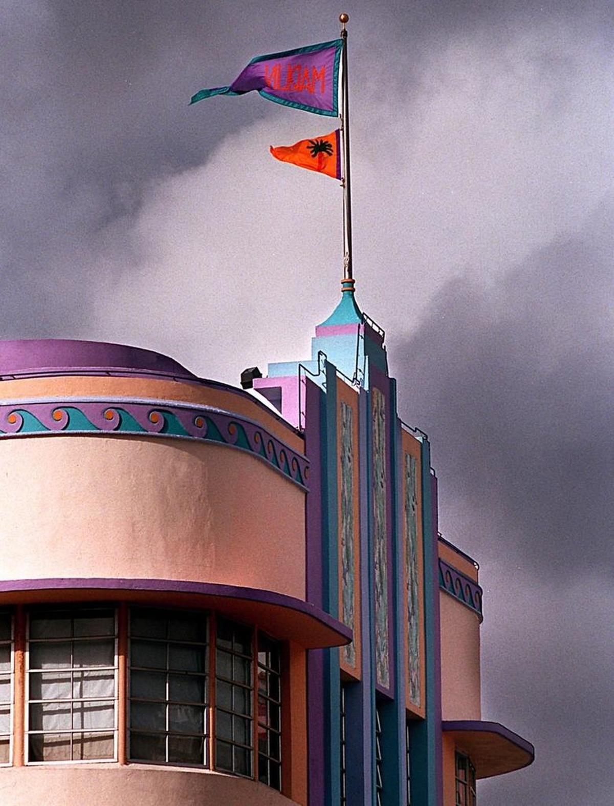 Un paseo por South Beach, por la famosa Ocean Drive y sus calles adyacentes, enseña la historia arquitectónica de estos edificios.