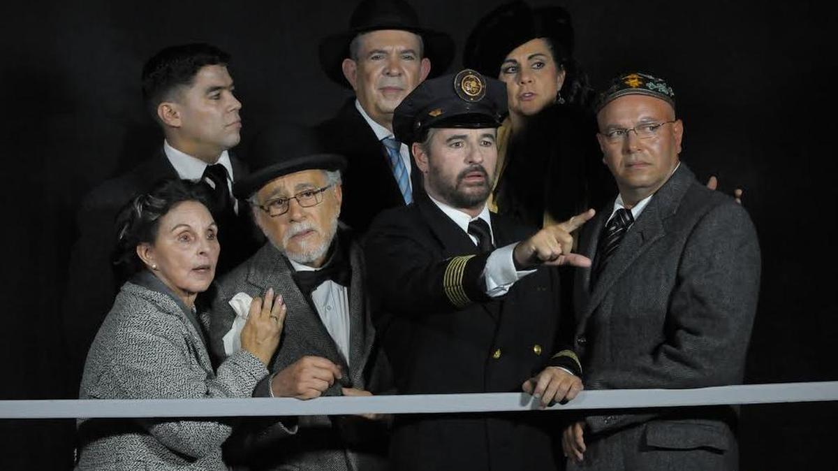 Elenco de ‘El puerto de los cristales rotos’. Delante: Alina Interián, Gerardo Riverón, Juan David Ferrer, Carlos Acosta Milián. Al fondo: Boris Alexis Roa, Julio Rodríguez y Marilyn Romero.