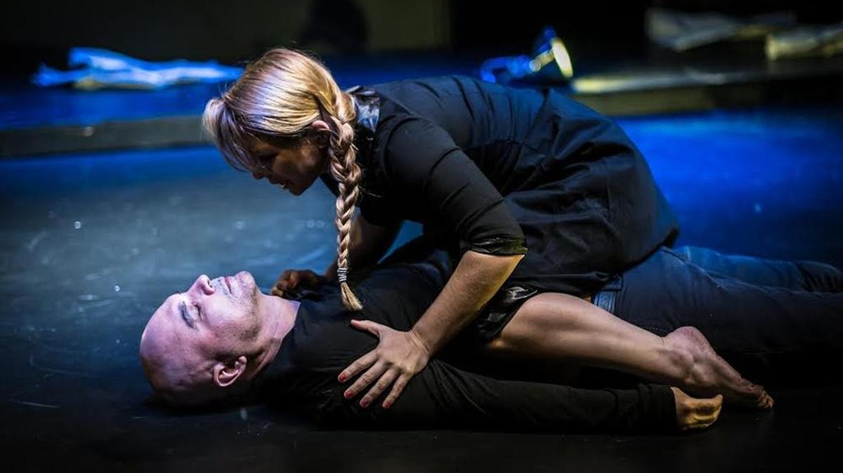 Fernando Goicochea y Romina Musach intepretan a Antoine de Saint-Exupéry y a su esposa Consuelo Suncin en ‘Azul Tirreno’.