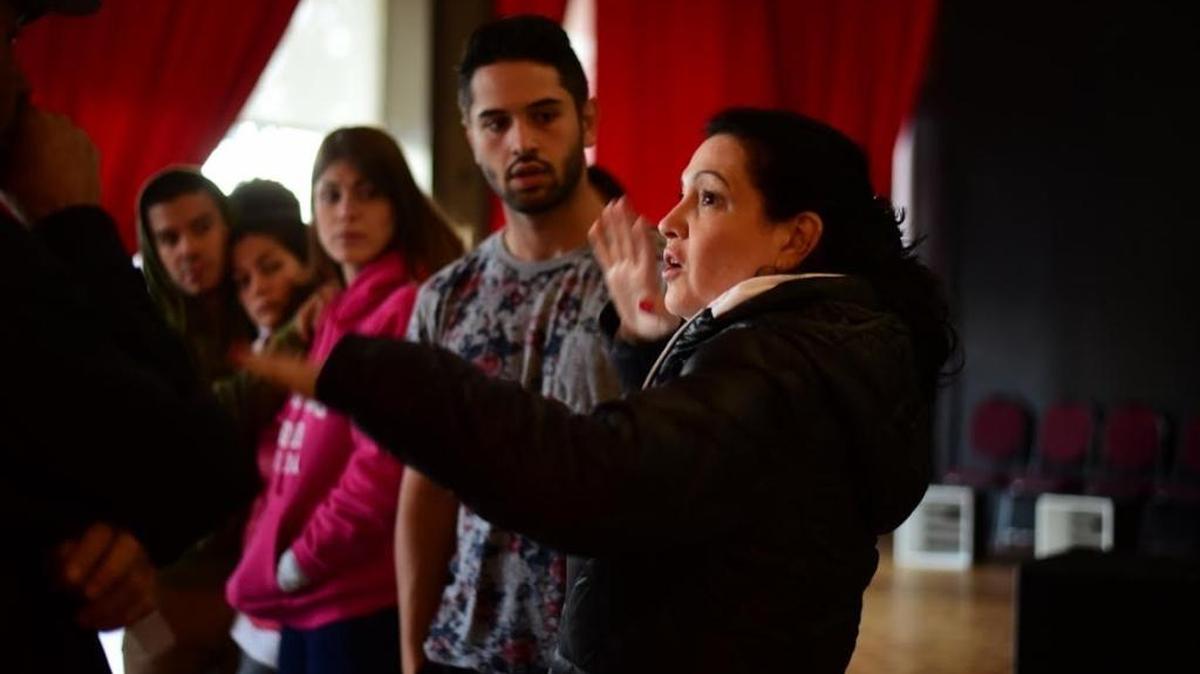 La actriz cubana Beatriz Valdés dirigiendo un ensayo de ‘La hija del general’.
