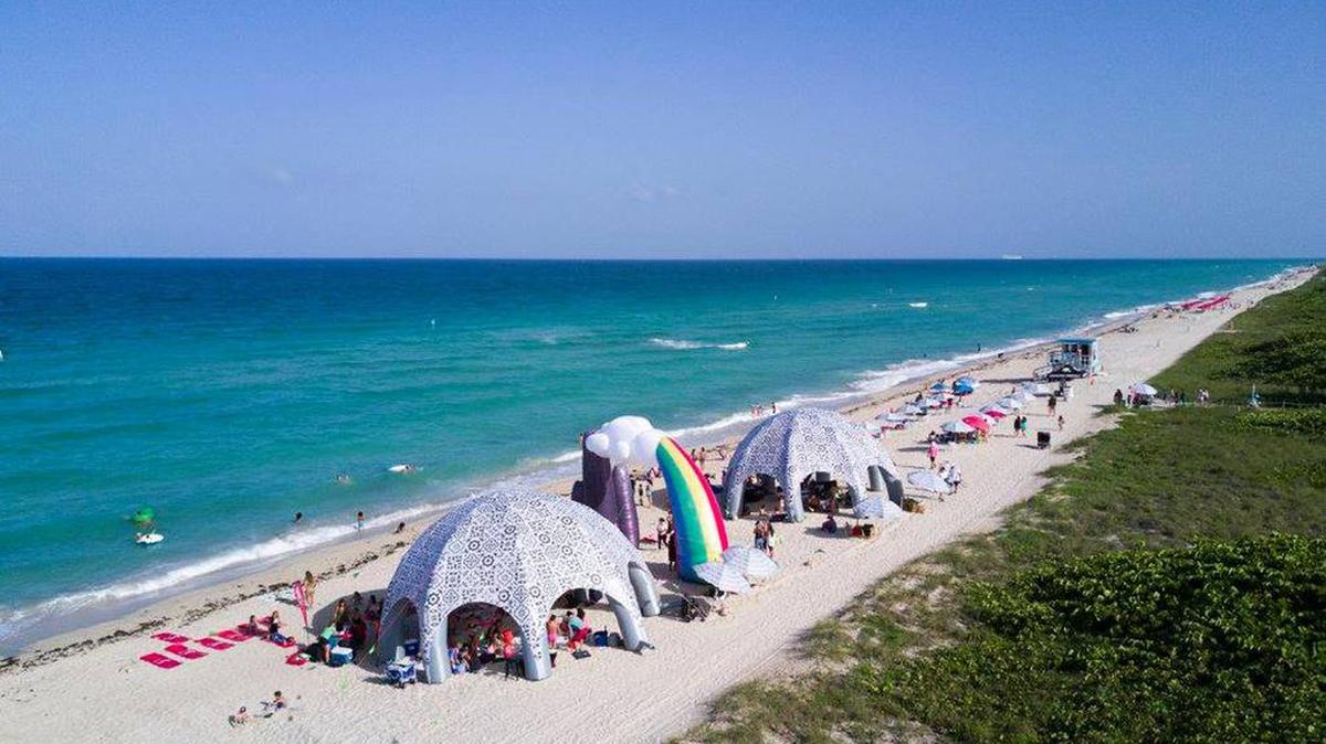 Los picnics temáticos gratuitos en la playa Surfside, celebrados el primer viernes de cada mes, se han hecho muy populares en poco tiempo.