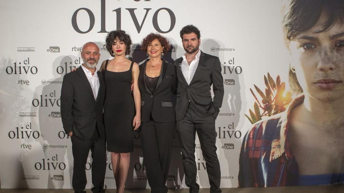 Icíar Bollaín (izq.), director de ‘El Olivo’ (2016), junto al elenco de la película durante su estreno en España.