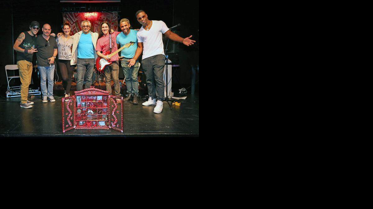 
Elenco de ‘Candela Mi Song’. De izq a der: Armando Arce ‘Pututti’ (batería), Heriberto Rey (guitarra), Beatriz César (coros), el actor Raúl Durán, el cantante Boris Larramendi, Daniel Stable (bajo) y Philbert Armenteros (congas) 


