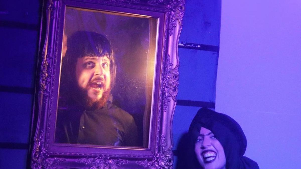 Kevi Cass y Mica Plum interpretan a El Espejo y La Bruja en ‘Espejito, espejito’