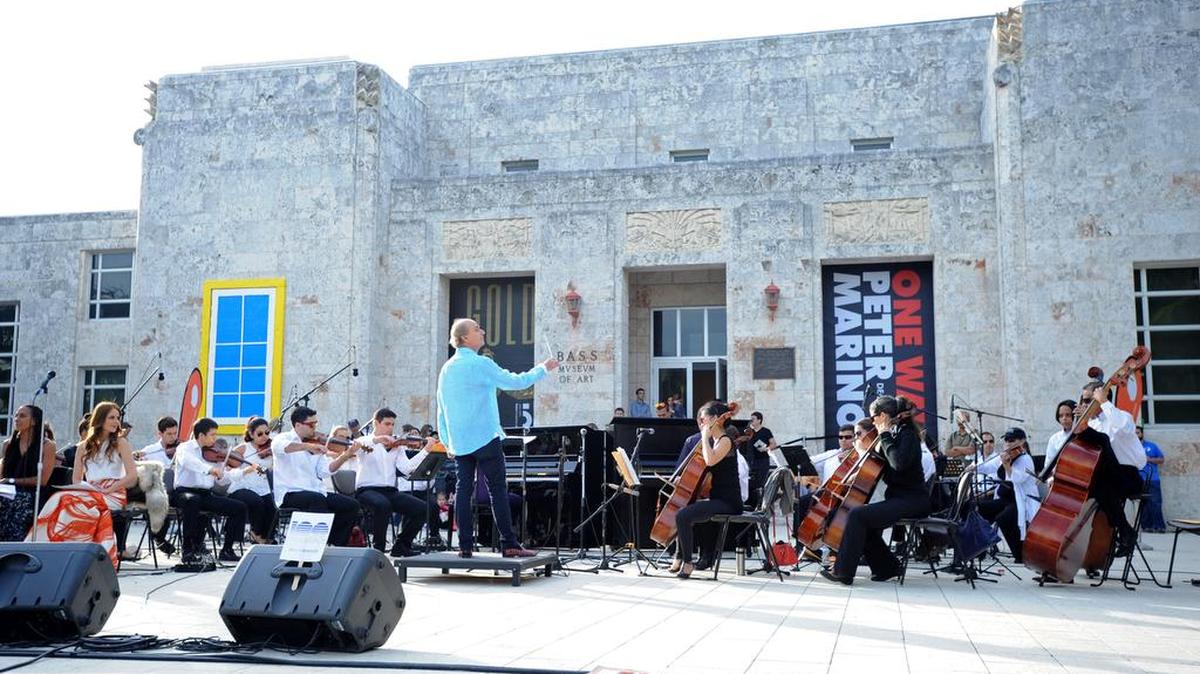 El Museo de Arte Bass celebra su cuarto concierto anual gratuito con la Orquesta Sinfónica de Miami en el Collins Park en Miami Beach.