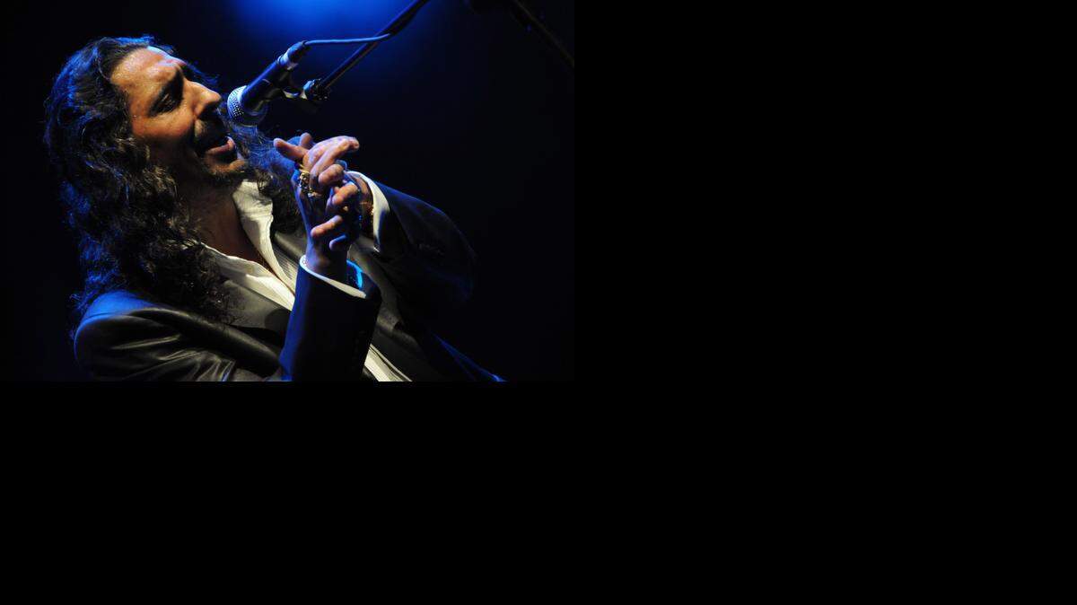 
‘Me gusta ir a la aventura’, reconoce Diego El Cigala, que se ha aventurado con el bolero y el tango y ha conseguido darle un giro magistral con su voz de flamenco.
