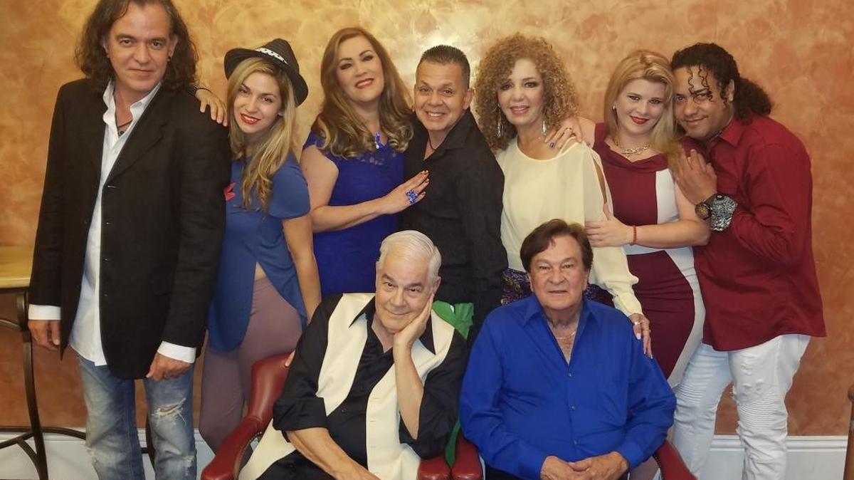 Elenco de ‘Cuatro locos se escaparon y en Miami se quedaron’, Carlos Orihuela, Glenda Sarmiento, Marlem, El Chory, Marta López Casañas, Maylé Cuadra y Bárbaro de Jesús. (sentados, desde la izq.) José Antonio Coro y Jorge Ovies.