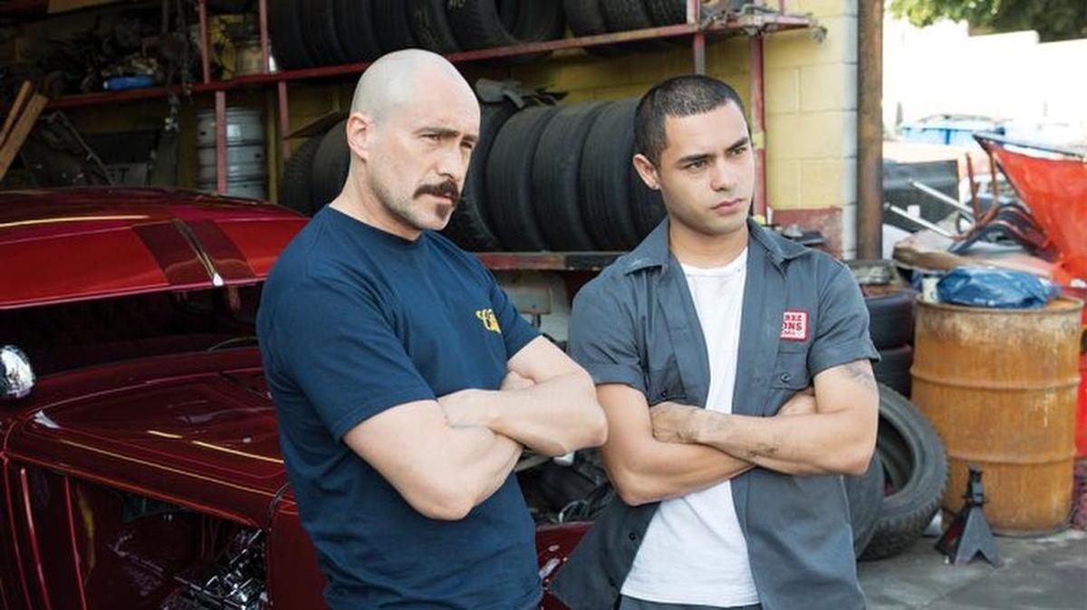 Los actores Demián Bichir y Gabriel Chavarría, padre e hijo, en una escena de ‘Lowriders’.