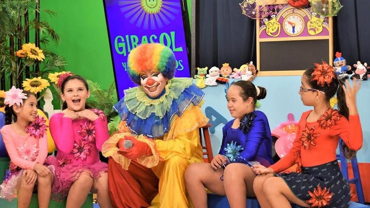 El payaso Zapatón (Ernesto Molina) juntos a las niñas (desde la izq.) Sophia Morales, Melissa Chirino, Haydeé Santana y Samantha Documet.