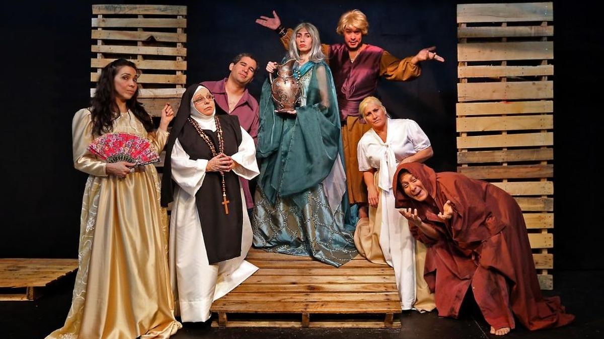 Elenco de ‘Historias de amor, dinero y sexo’ (desde la izq.): Barby Ganesh, Alicita Lora, Carlos Bueno, Cindy Pérez Solla, Isaniel Rojas, Barby Ganesh y Steven Salgado.