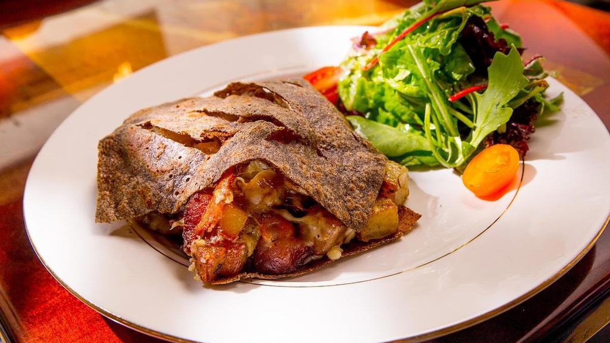 Una crepa de bacon y patata raclette de la Fresa Francesa Pettit Café.
