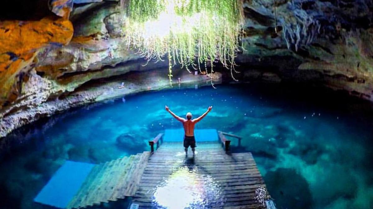 El Devil’s Den es un manantial subterráneo que parece sacado de una película de Hollywood, es uno de los más populares del estado para hacer buceo y snorkeling.