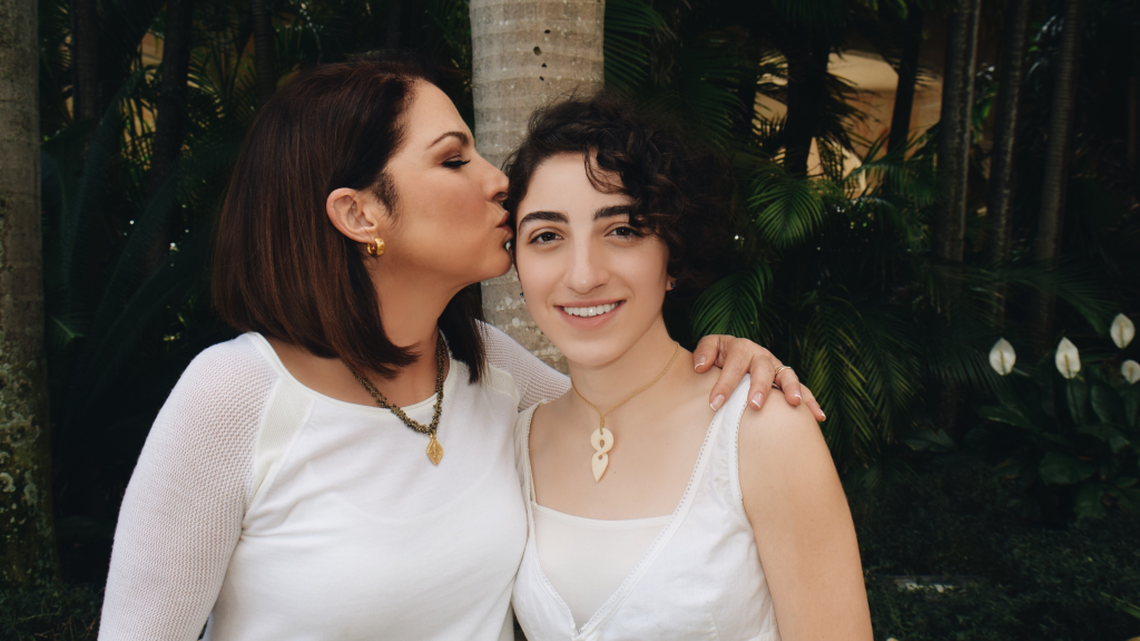 
Emily Estefan sigue los pasos de su madre, Gloria Estefan, como artista, pero a su ritmo, con una banda veterana de descargas en Miami y difundiendo su música en las redes sociales.
