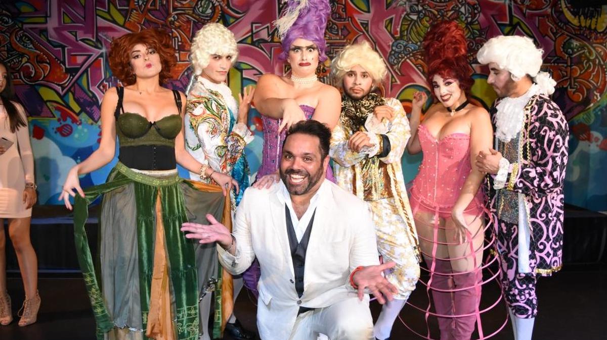 El director Miguel Sahid posa junto al elenco de ‘Las preciosas ridículas’